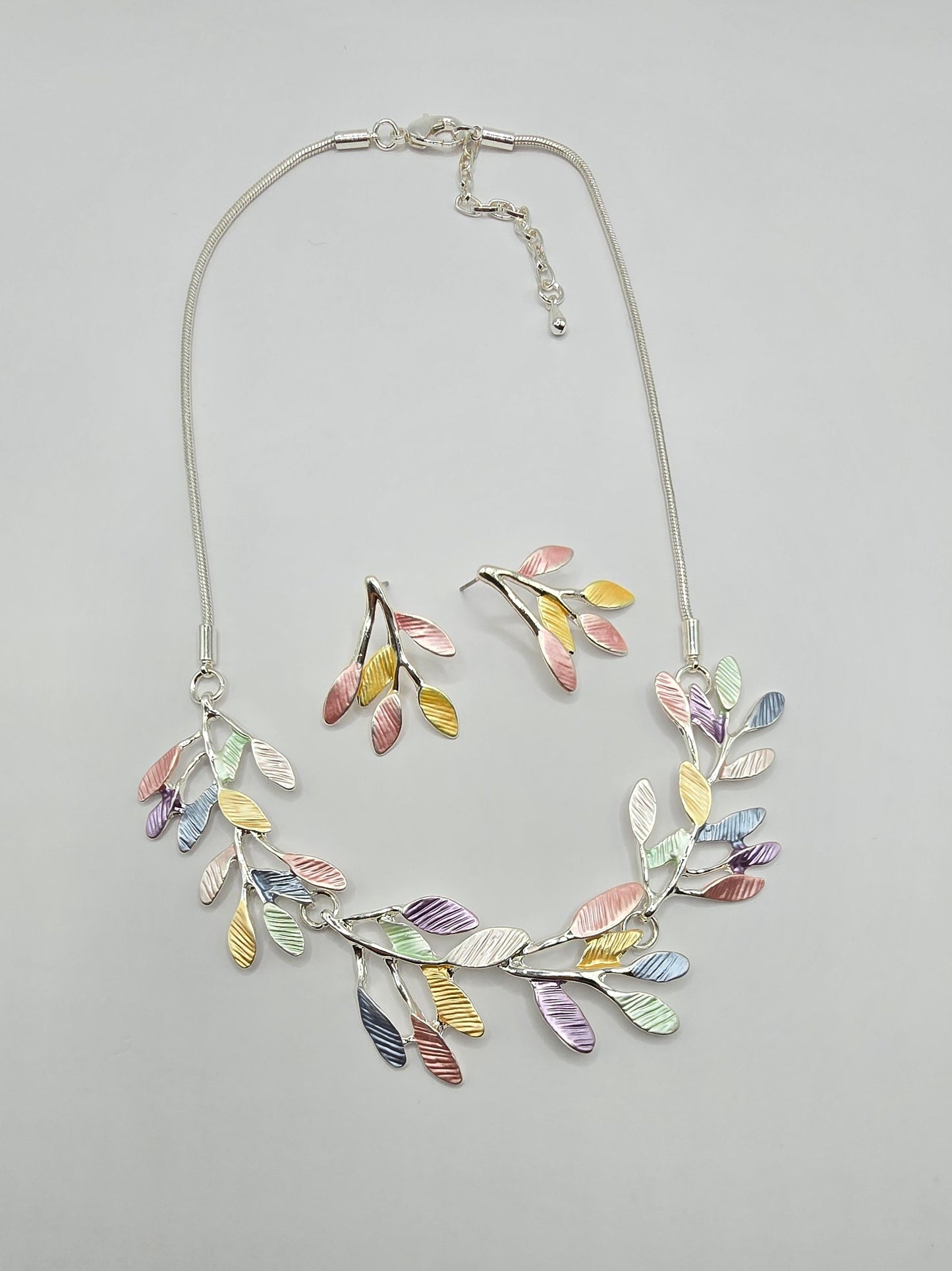Yari Leaf Necklace